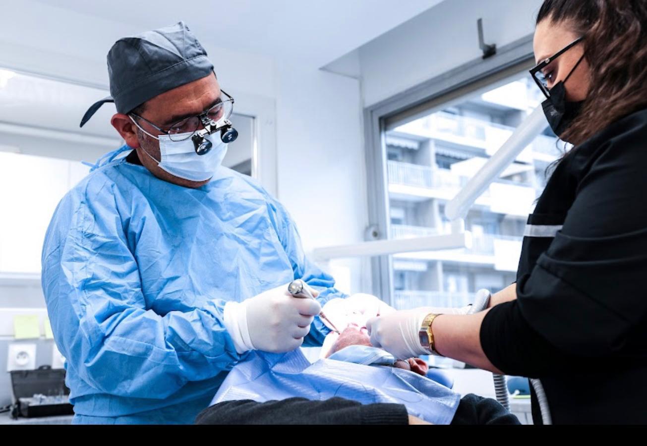 Femme et implants dentaires